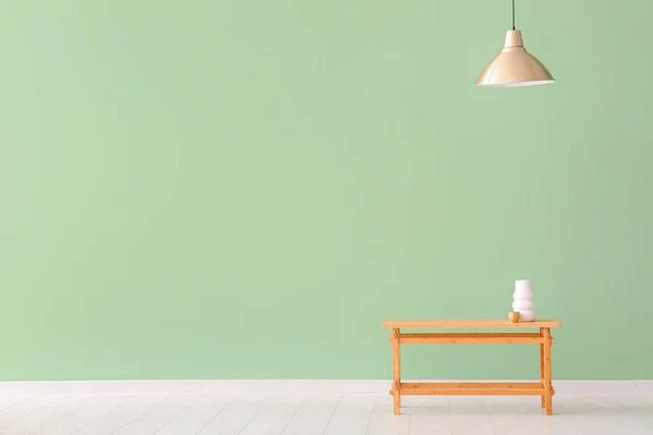 Holztisch Mit Vase Und Tasse Der Nähe Der Grünen Wand — Stockfoto