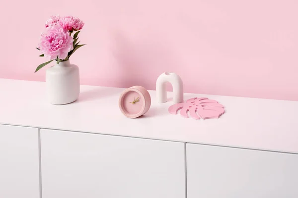 Κομψό Λευκό Συρταριέρα Λουλούδια Παιώνιες Και Ξυπνητήρι Κοντά Ροζ Τοίχο — Φωτογραφία Αρχείου