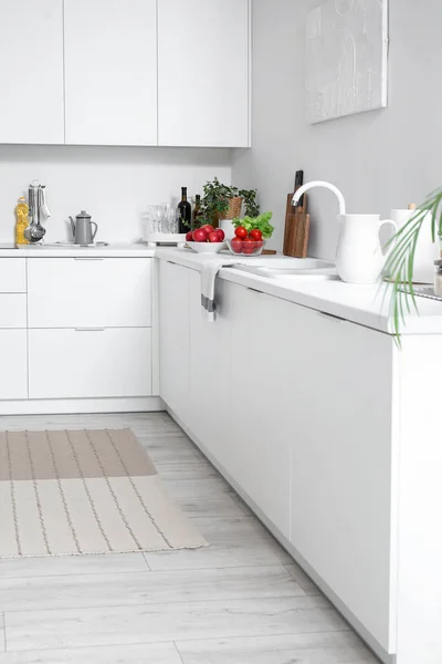 White Countertop Sink Vegetables Modern Kitchen — Stock Photo, Image