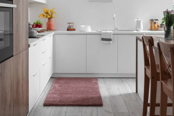 Stijlvol Bruin Tapijt Het Interieur Van Moderne Keuken — Stockfoto