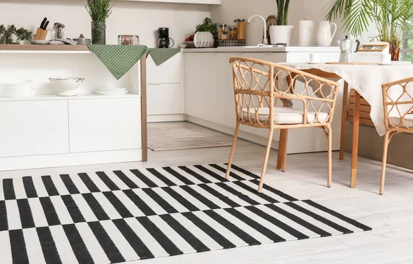 Stilvoller Streifenteppich Interieur Der Modernen Küche — Stockfoto