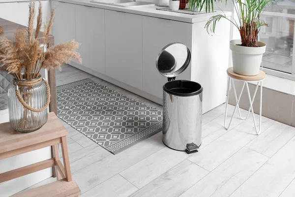 Geöffnete Metallische Mülltonne Inneren Der Modernen Küche — Stockfoto