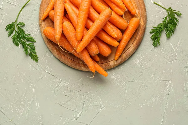 Board Fresh Carrots Green Background — Stock Photo, Image