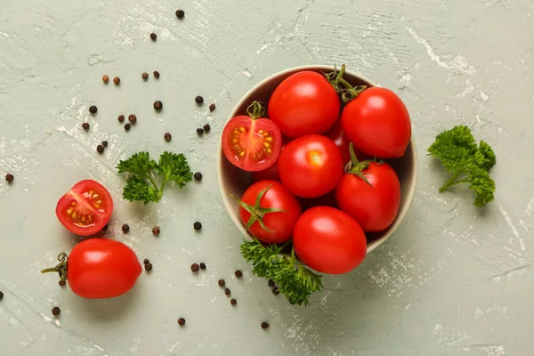 Miska Świeżych Pomidorów Wiśniowych Pietruszką Pieprzem Zielonym Tle — Zdjęcie stockowe