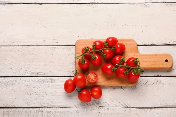 Board Fresh Cherry Tomatoes White Wooden Background — Stock Photo, Image