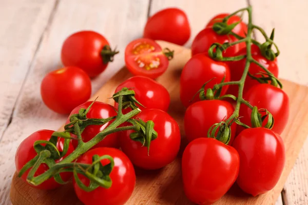 Deska Świeżymi Pomidorami Wiśniowymi Białym Drewnianym Tle — Zdjęcie stockowe