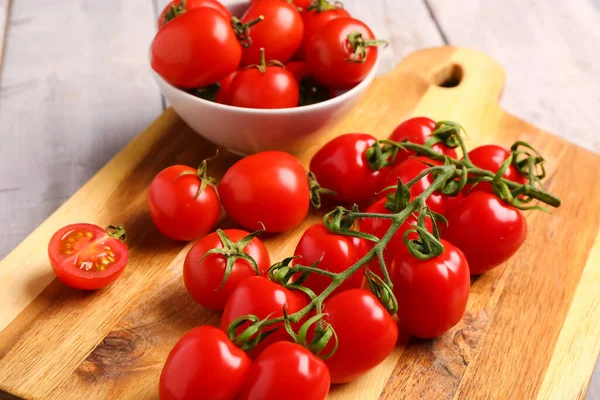 Deska Miska Świeżymi Pomidorami Wiśniowymi Szarym Drewnianym Tle — Zdjęcie stockowe