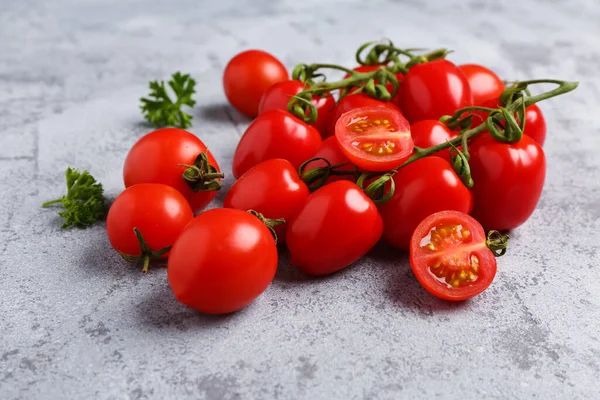 Świeże Pomidory Wiśniowe Pietruszka Szarym Tle — Zdjęcie stockowe