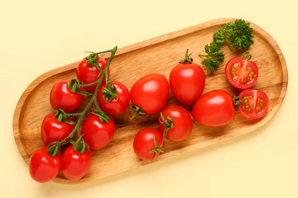Deska Pomidorami Wiśniowymi Pietruszką Żółtym Tle — Zdjęcie stockowe