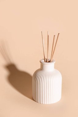 Bej arkaplanda bir şişe sazlık ayırıcı