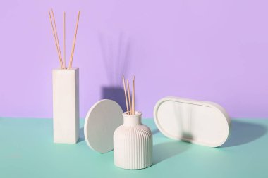 Renk arkaplanında sazlık difüzörü şişeleri