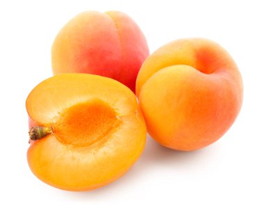 Beyaz arka plan üzerinde izole olgun kayısı