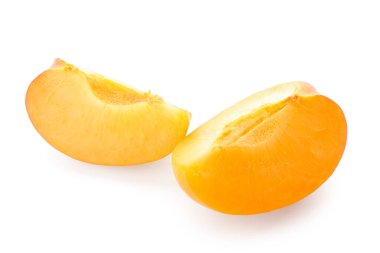 Beyaz arka planda izole edilmiş olgun kayısı parçaları