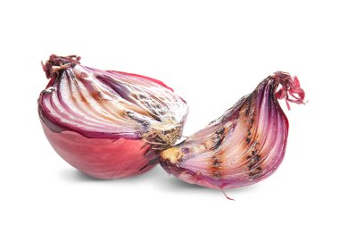 Beyaz arka planda lezzetli ızgara soğan parçaları.