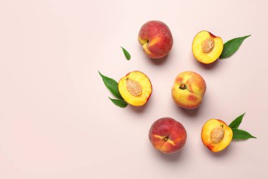 Tatlı şeftali ve yapraklar bej arka planda