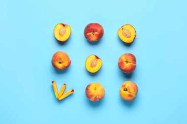 Mavi arka planda tatlı şeftaliler