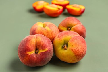 Gri arkaplanda bir sürü tatlı şeftali