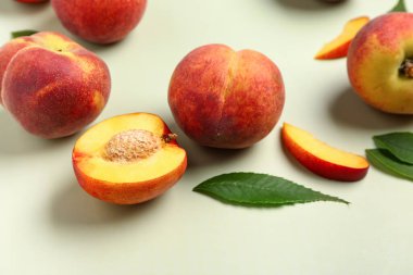 Tatlı şeftali ve yapraklar hafif arkaplanda