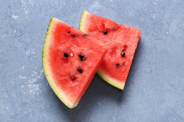Mavi arka planda taze karpuz parçaları