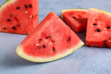 Mavi arka planda taze karpuz parçaları