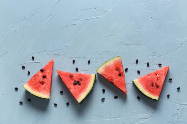 Mavi arka planda taze karpuz parçaları