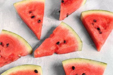 Gri arkaplanda taze karpuz parçaları