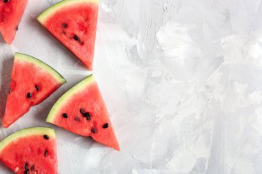 Gri arkaplanda taze karpuz parçaları