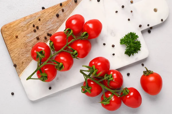 Deska Świeżymi Pomidorami Wiśniowymi Pieprzem Białym Tle — Zdjęcie stockowe