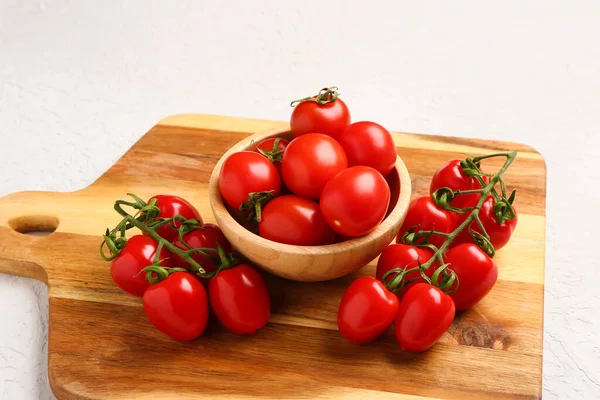Deska Miska Świeżymi Pomidorami Wiśniowymi Białym Tle — Zdjęcie stockowe