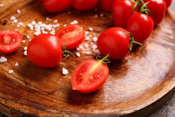 Drewniana Płyta Świeżymi Pomidorami Wiśniowymi Zbliżenie — Zdjęcie stockowe
