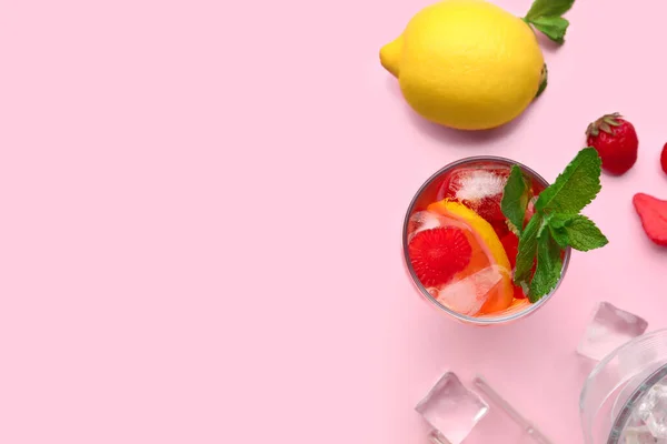 Glas Infunderat Vatten Med Jordgubbe Och Citron Rosa Bakgrund — Stockfoto