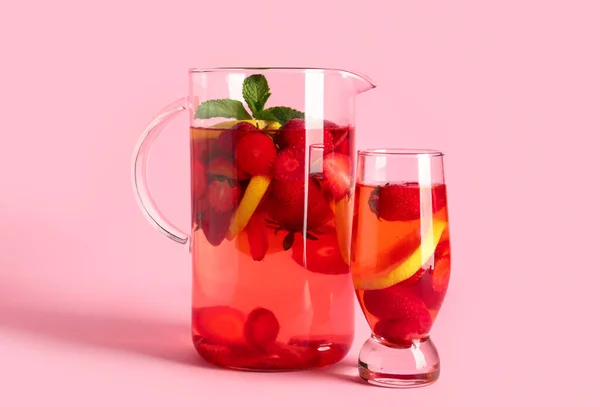 Склянка Глечик Наповненої Водою Полуницею Рожевому Фоні — стокове фото