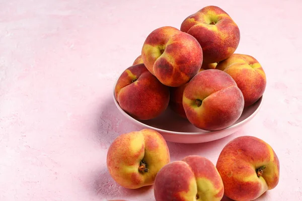 Schüssel Mit Süßen Pfirsichen Auf Rosa Hintergrund — Stockfoto