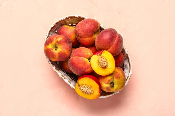 Weidenschale Mit Süßen Pfirsichen Auf Rosa Hintergrund — Stockfoto