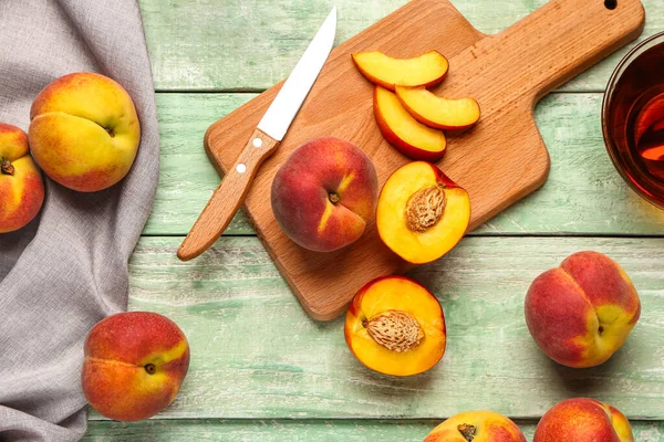Board Cut Sweet Peaches Green Wooden Background — Stock Photo, Image