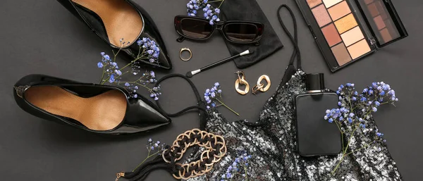 黒を基調としたスタイリッシュな女性服 アクセサリー 化粧品との構成 — ストック写真