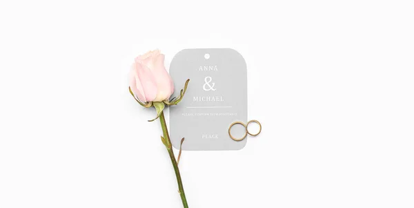 Invitación Boda Con Anillos Oro Flor Rosa Sobre Fondo Blanco — Foto de Stock