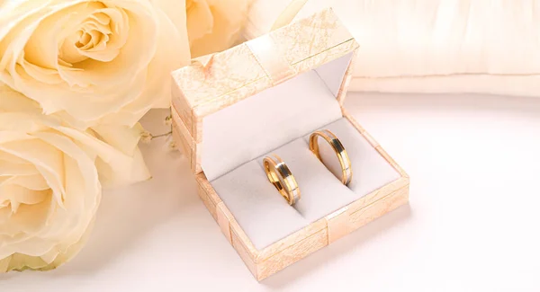 Box Wedding Rings Roses White Background Closeup — Stock Photo, Image
