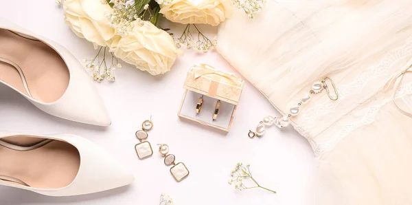 Doos Met Trouwringen Sieraden Vrouwelijke Schoenen Bloemen Jurk Witte Achtergrond — Stockfoto