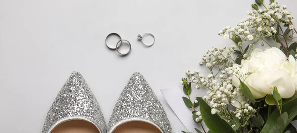 Svatební Zásnubní Prsteny Samičí Obuví Květinami Světlém Pozadí — Stock fotografie