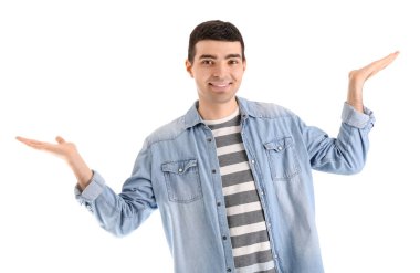 Genç adam beyaz arka plan üzerinde Dengeleme