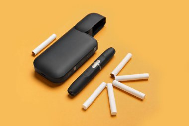 Modern elektronik puro ve turuncu arka planda çubuklar.