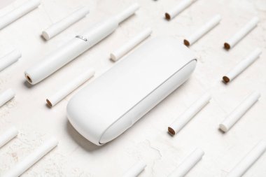 Modern elektronik puro ve beyaz masa üzerinde birçok çubuk ile kompozisyon