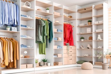 Butikte şık kıyafetler ve ayakkabılar.