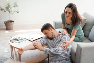 Evde bağımlı kocasıyla birlikte hamile bir kadın var. Aile içi şiddet kavramı
