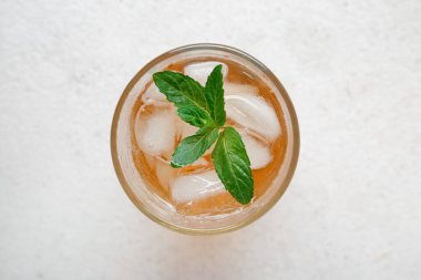 Скло холодний чай із м'ятою на білому тлі