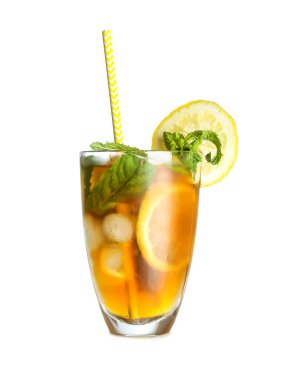cam buz çay limon ve beyaz zemin üzerine nane