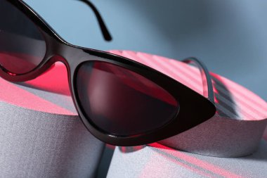 Şık güneş gözlüklü podyumlar, yakın plan.