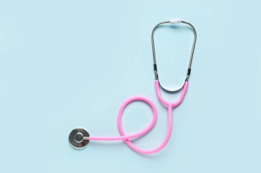 Açık mavi arkaplanda modern steteskop