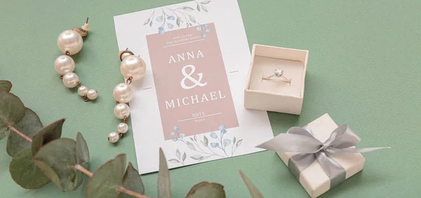 Doboz Eljegyzési Gyűrűvel Fülbevalóval Esküvői Meghívóval Zöld Alapon — Stock Fotó